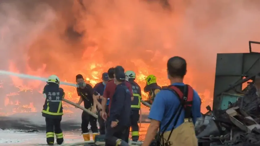 影/高雄環保科技廠空地大火！濃煙直竄天際籠罩「3地區」　環保局將開罰