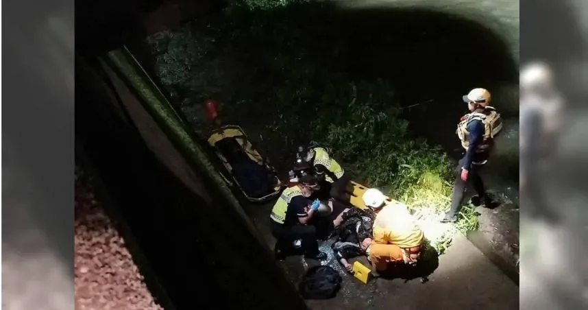 暗夜聞微弱呼救聲以為撞鬼　探頭驚現騎士摔落7ｍ深水溝