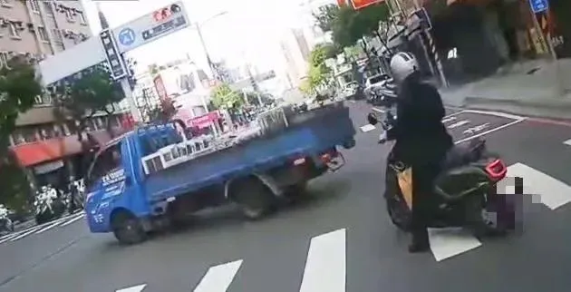 影/囂張片！高雄貨車運將闖紅燈迴轉　惡劣狂叭逼女騎士讓路還爆粗口