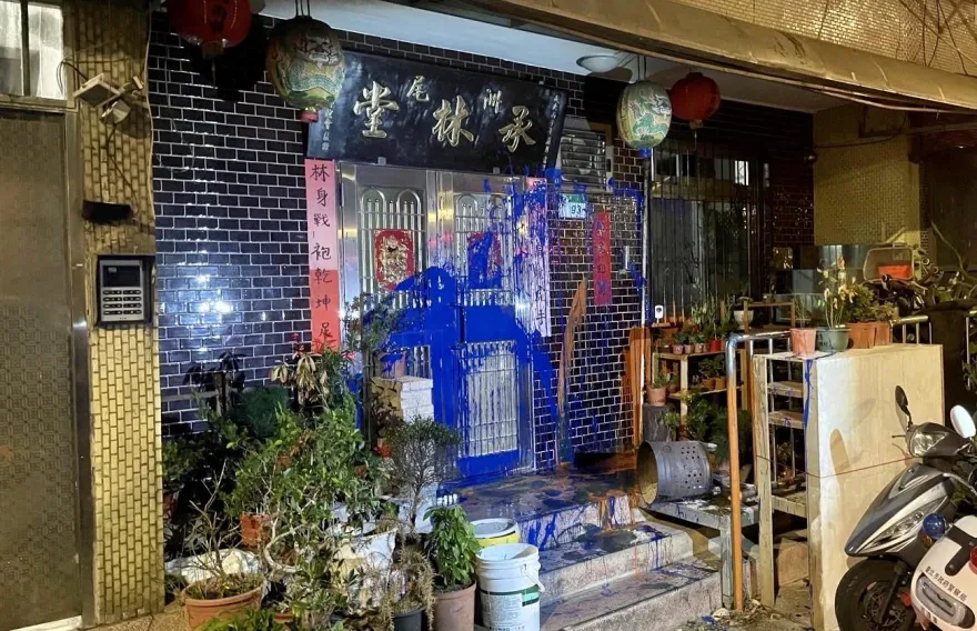 內湖民宅大門遭惡意潑漆　警調監視器以車追人24hr逮嫌