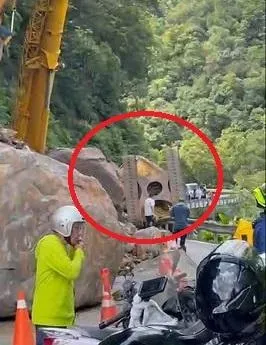 北宜公路49.6K怪手側翻事故！道路持續管制通行　明移除擋路巨石