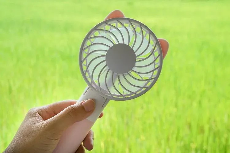 炎熱夏天手持電風扇人手一支？潮濕環境、充飽電繼續充恐爆炸