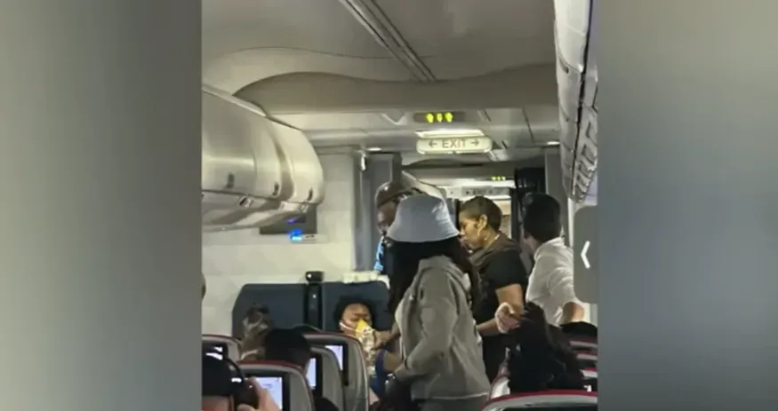 影/44度高溫悶4小時！飛機「無冷氣」5乘客還沒起飛就熱暈抬下去
