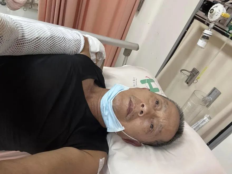 鄭平君驚傳車禍急送醫！南港車站前摔車「傷勢照曝光」