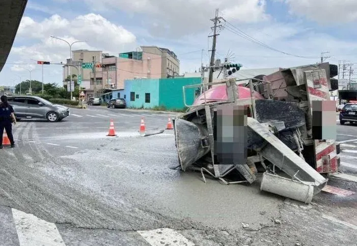 整條路差點多一層！桃園蘆竹預拌車閃車翻覆　「水泥灑一地」直接灌漿