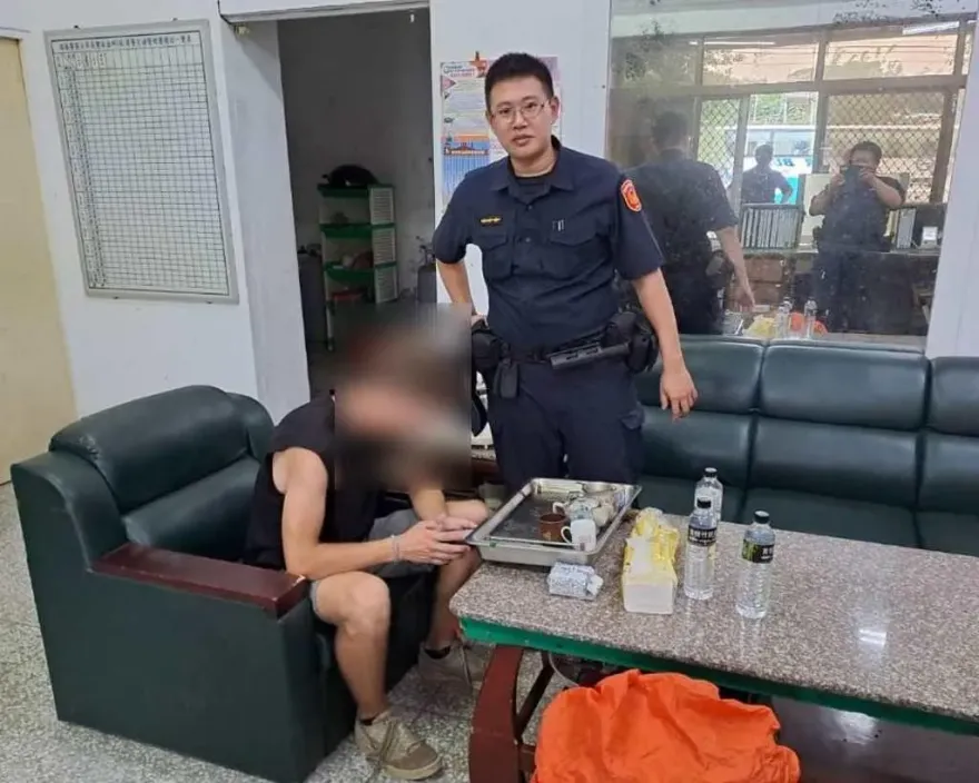 國境之南的感動！荷蘭青年遊客環島中暑又迷路　恆春阿sir這些舉動暖爆他