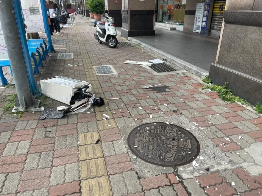 影/冷氣17樓墜落砸死等公車女大生！住戶爆料指違反裝設規定