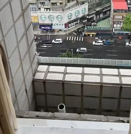 影/板橋冷氣墜落奪命內情反轉！「內凹花台」曝光　新北工務局：管委會同意施工