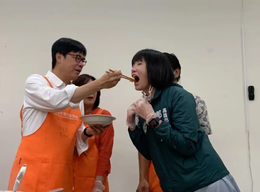 陳其邁餵食議員吃「狗糧」？ 議長傻眼下秒也完食