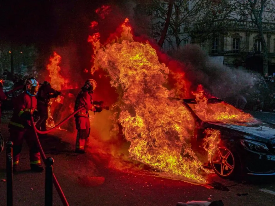 疑似轉彎過快！百萬跑車撞樹翻車起火　火舌中駕駛奇蹟逃生