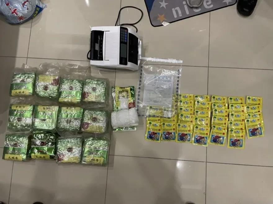 毒品偽裝成布丁粉及茶葉　苗栗警識破逮捕毒販