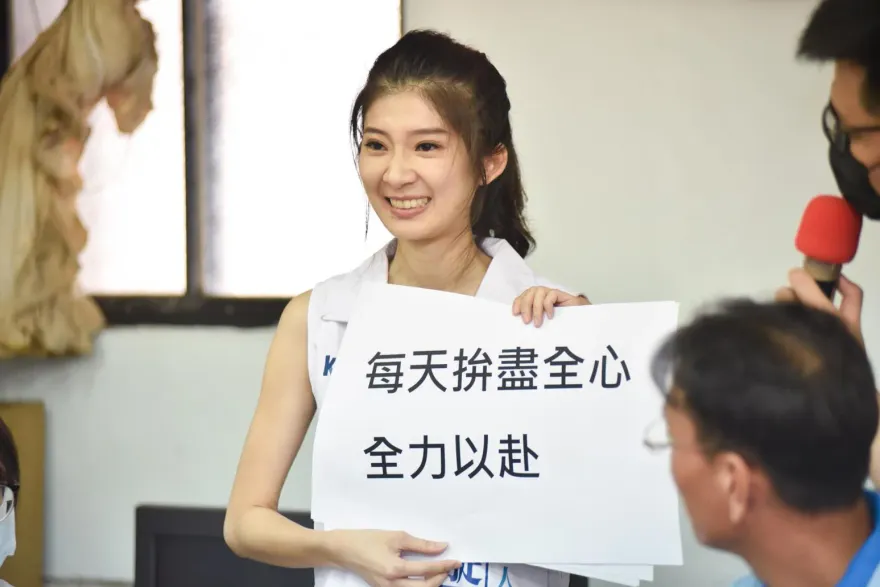 李明璇抱病出席國民黨見面會　多位高雄鄉親不捨拭淚