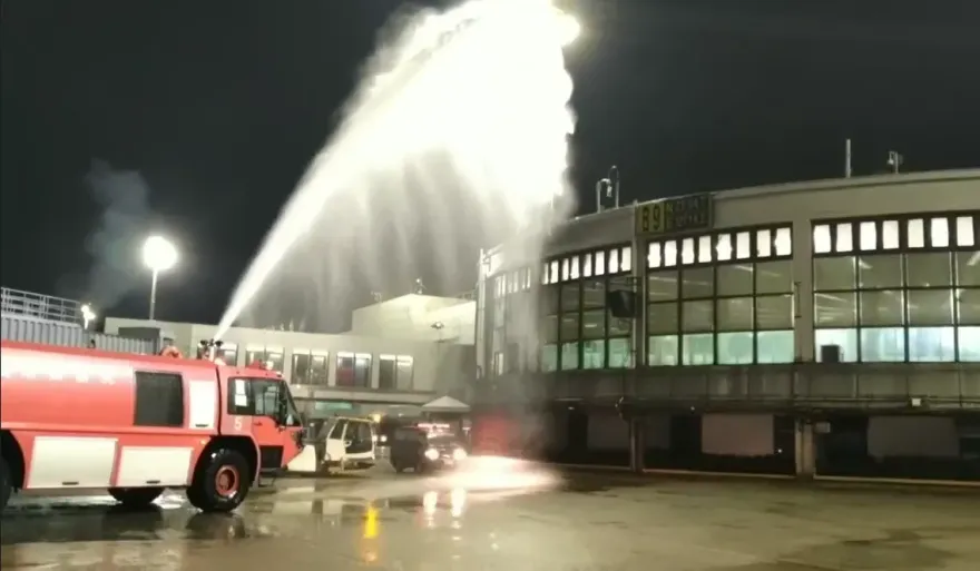 快訊/桃園機場驚傳火災！一航廈候機室屋頂晚間起火燃燒