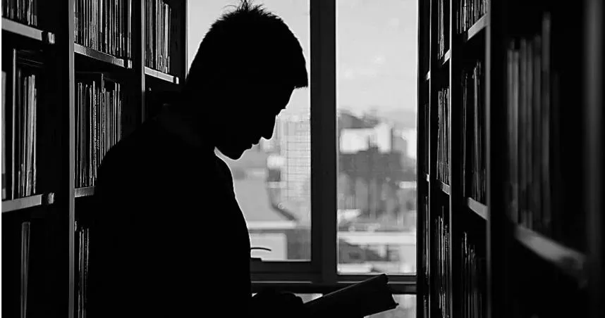 不爽遭母反鎖家中讀書怒「燒書」　不妙！火勢越燒越旺…少年跳樓逃生亡