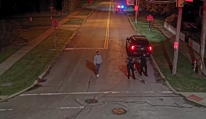 影/浣熊覓食頭卡罐子掙脫不了　好心員警半夜出動幫忙「拔罐」
