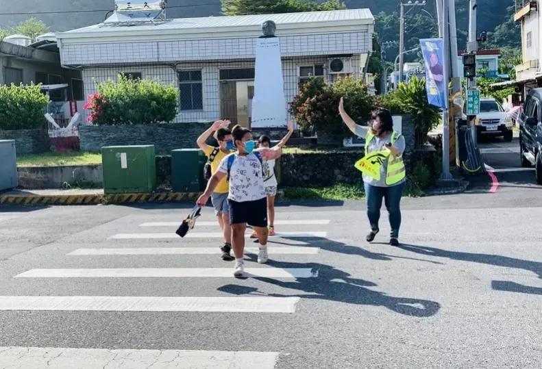 行人最美風景！國小生過斑馬線向停讓駕駛致謝　教育部推「安全教育」從小扎根