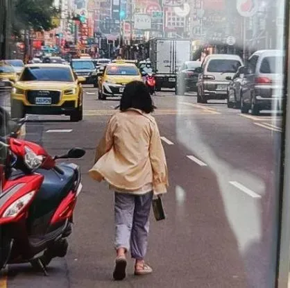 超嚇人！新竹女拿「超大菜刀」逛大街！警方找到人　但「刀」不見了