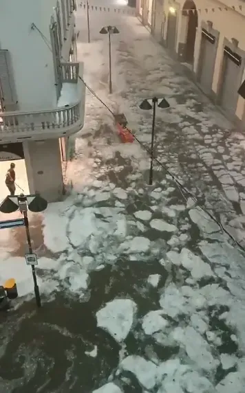 影/雷暴襲擊義大利　龍捲風掀翻屋頂、冰雹下成河