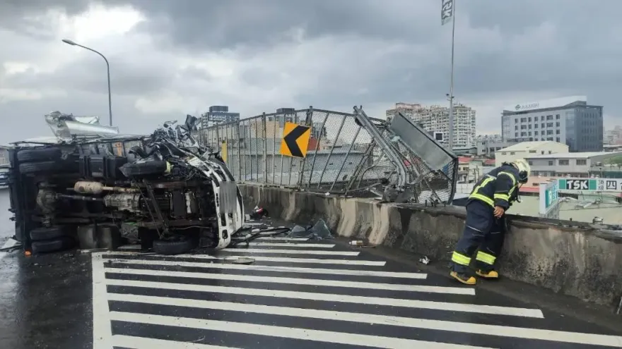 快訊/台65線貨車翻覆撞毀護欄！　險墜25公尺下方土城捷運機廠軌道