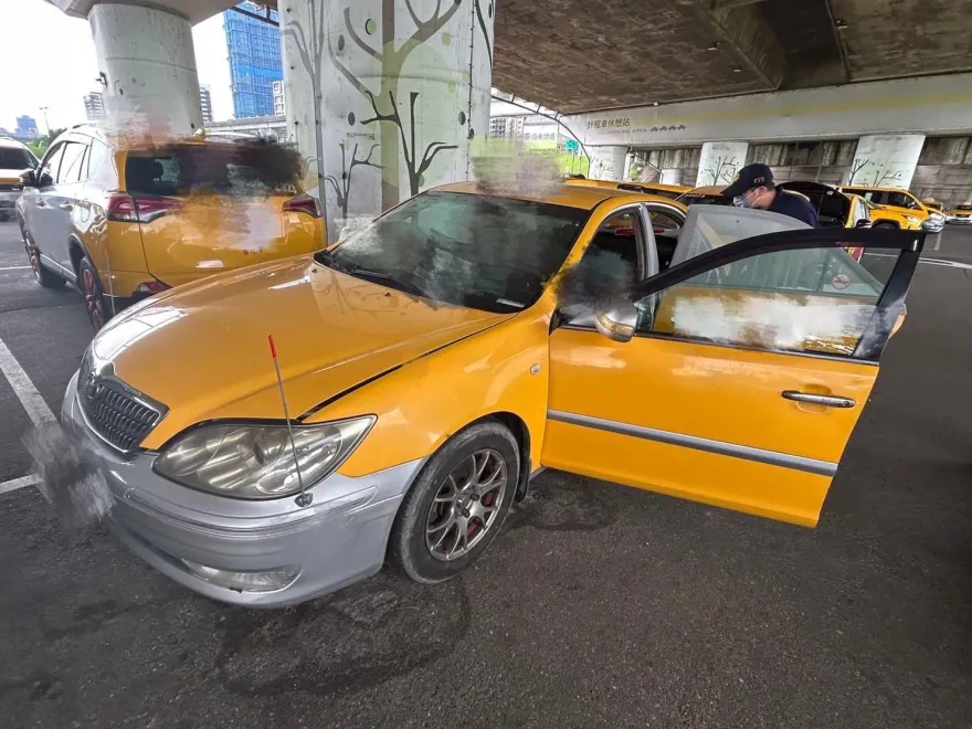 快訊/嚇壞！新北重新橋下驚見男子陳屍計程車內　警方採證釐清死因