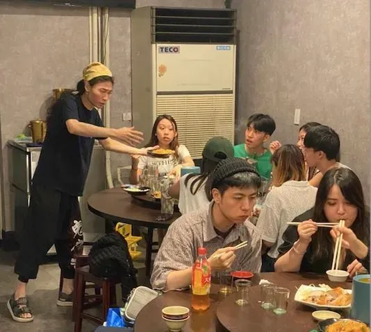 獨家直擊/前反骨男孩成員瑋哥消失5年　在熱炒店打工不認落魄霸氣說這句