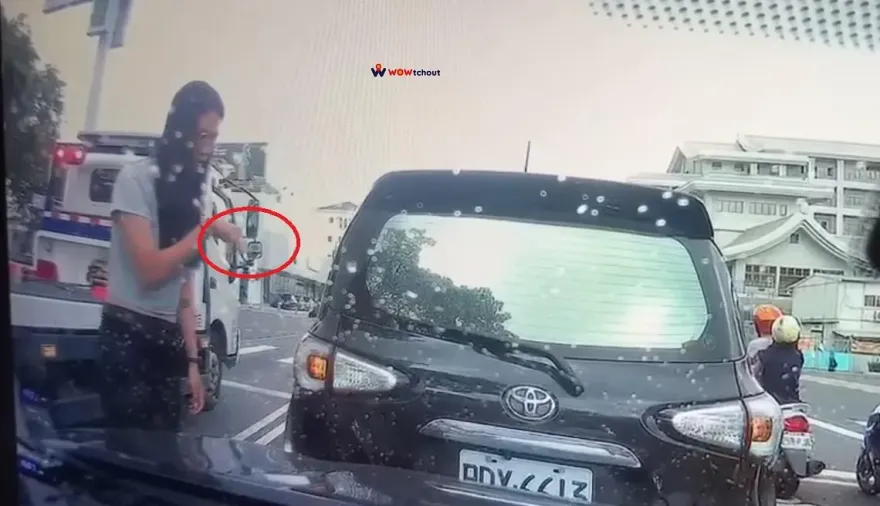 影/駕照雞腿換的？她倒退嚕A到後車　下秒開車門「來來來哩來」