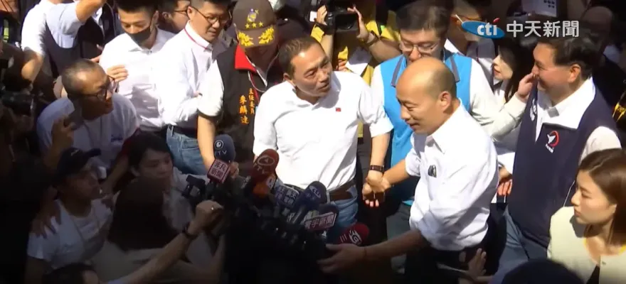 影 國民黨全代會/侯友宜韓國瑜再次合體　擁抱→握手→甩開再牽手...解讀兩人互動密碼