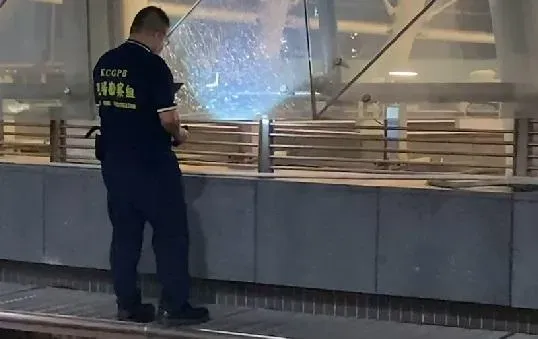 影/求職不順掏槍開射！美麗島站傳槍案　玻璃帷幕破裂成雪片狀