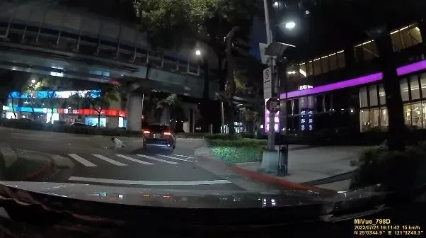 驚悚！北市行人走斑馬線遭撞飛　肇事休旅車逃逸畫面曝