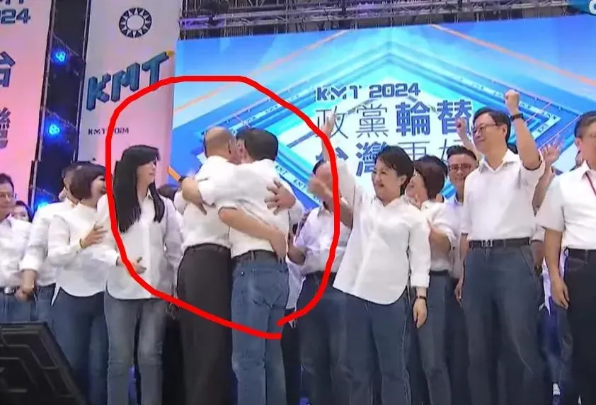 影 國民黨全代會/韓國瑜被「夾漢堡」強制合體侯友宜！畫面曝光出手的是「他」