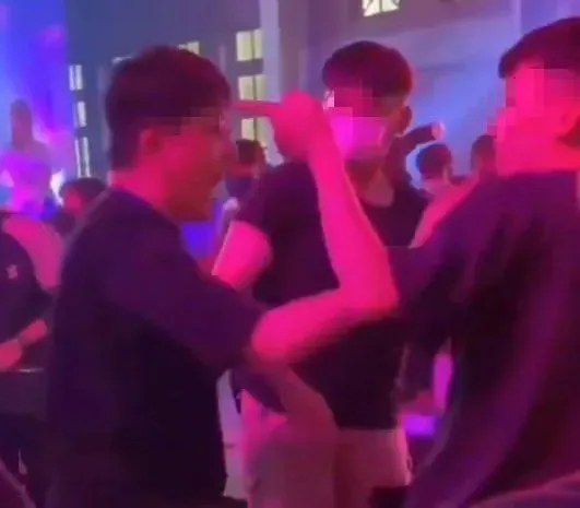 影/比手遊變親友團搶戲拚輸贏！電競比賽驚爆全武行　3年前也曾開打過