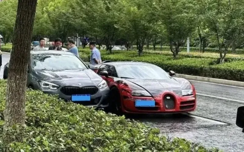 影/全球僅4台！2.18億布加迪Bugatti「硬切」撞BMW　車主霸嗆：賠你一輛「以後小心點」