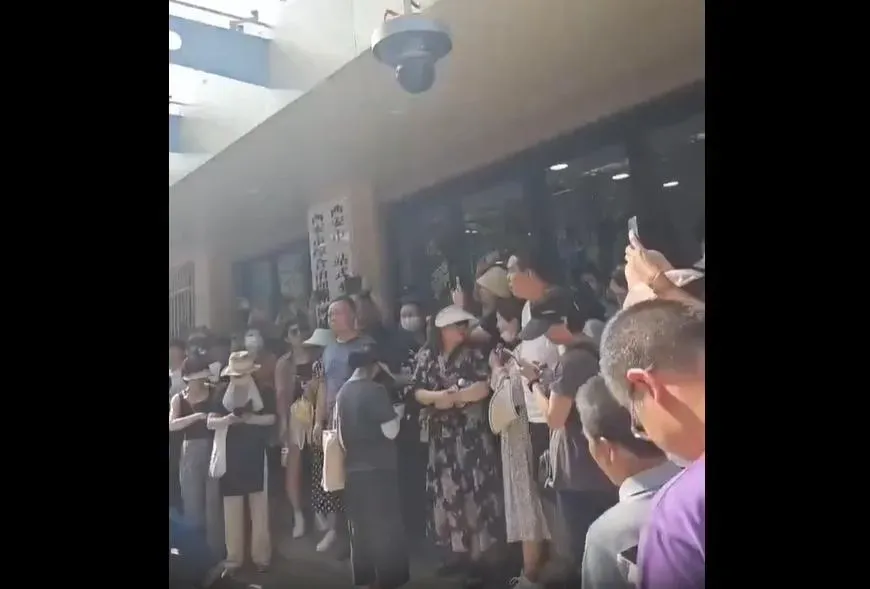 影/10萬考生4成來自河南？西安家長抗議中考不公　怒圍官署當局承諾徹查