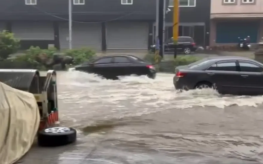 快訊/杜蘇芮還沒來雨彈就狂炸！南投淹大水「馬路變黃泥河」