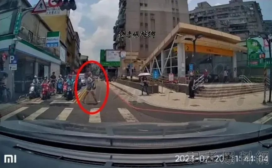 影/禮讓亂象！女帝闖紅燈害後方追撞　手機男站斑馬線要汽車先走