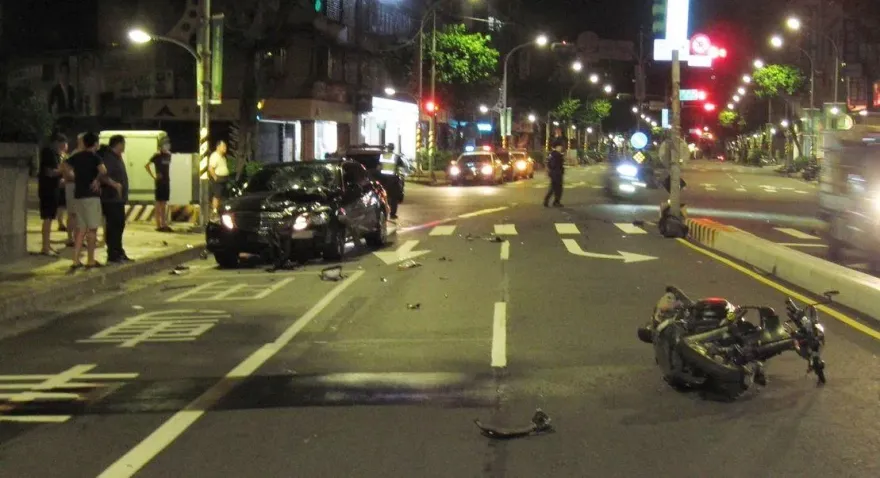 影/撞飛片！轎車搶黃燈狂飆出事　左轉機車遭撞騎士「騰空」慘摔