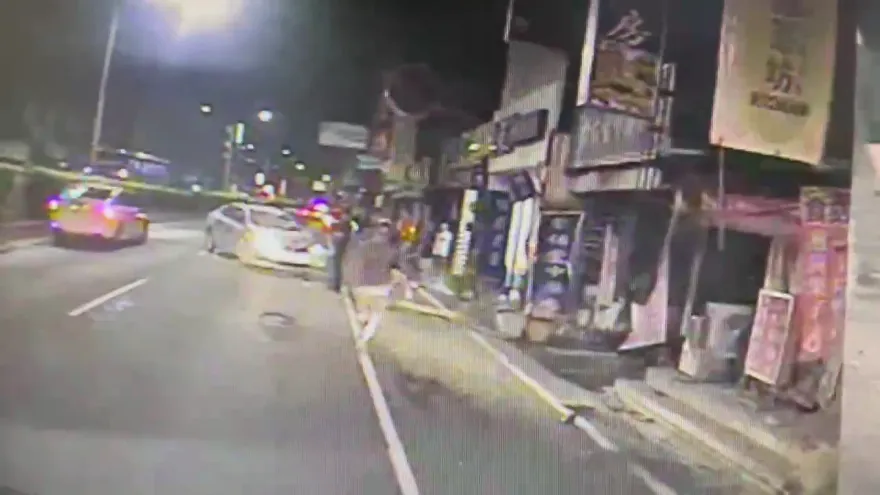 影/台南嚴重車禍！2車相撞波及6店家1人送醫　疑迴轉未注意直行車釀禍