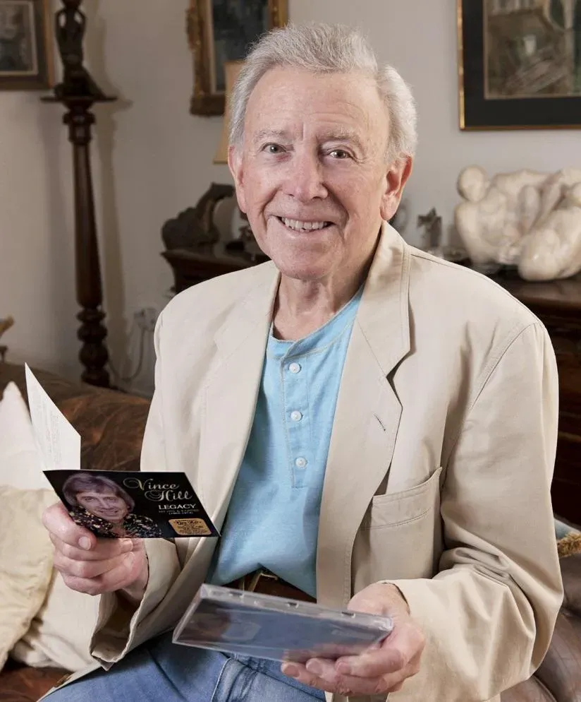 一首《小白花》走紅！英國傳奇歌手家中逝世享壽89歲　晚年喪妻失子孑然一身