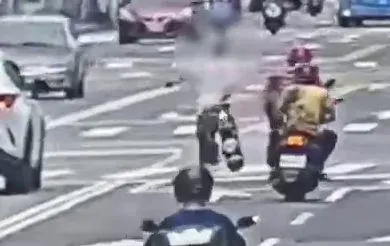 影/台北帝王行人耍特技！所有車停下禮讓　他玩滑板豚跳、才罰500