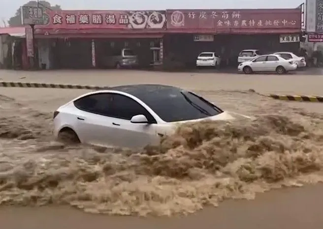 影/「孤勇者」水淹引擎蓋無懼！南投特斯拉黃河突圍　賓士定點了