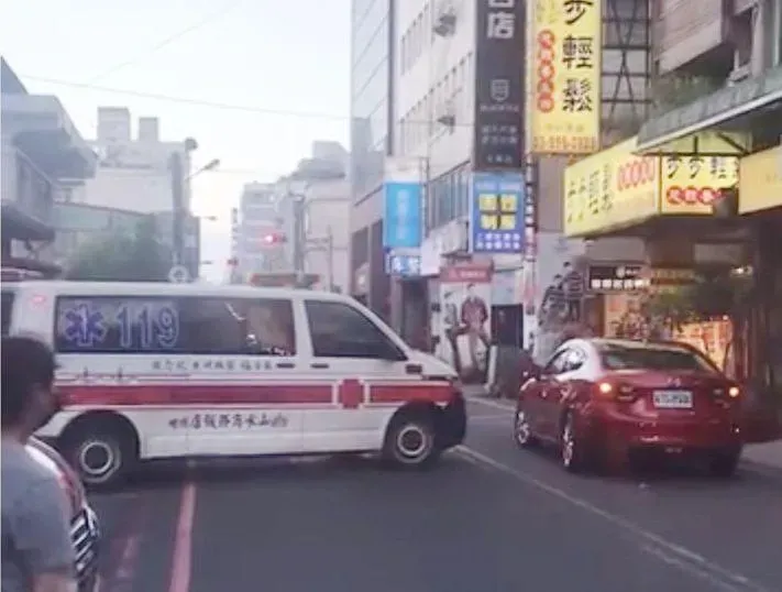影/警局就在隔壁！白目車竟擋消防隊門口　救護車險失救人良機