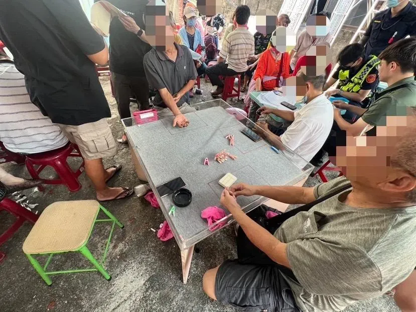 影/賭性堅強！賭客熱中午工寮賭場聚賭　警察秒抓躲草叢皮皮剉