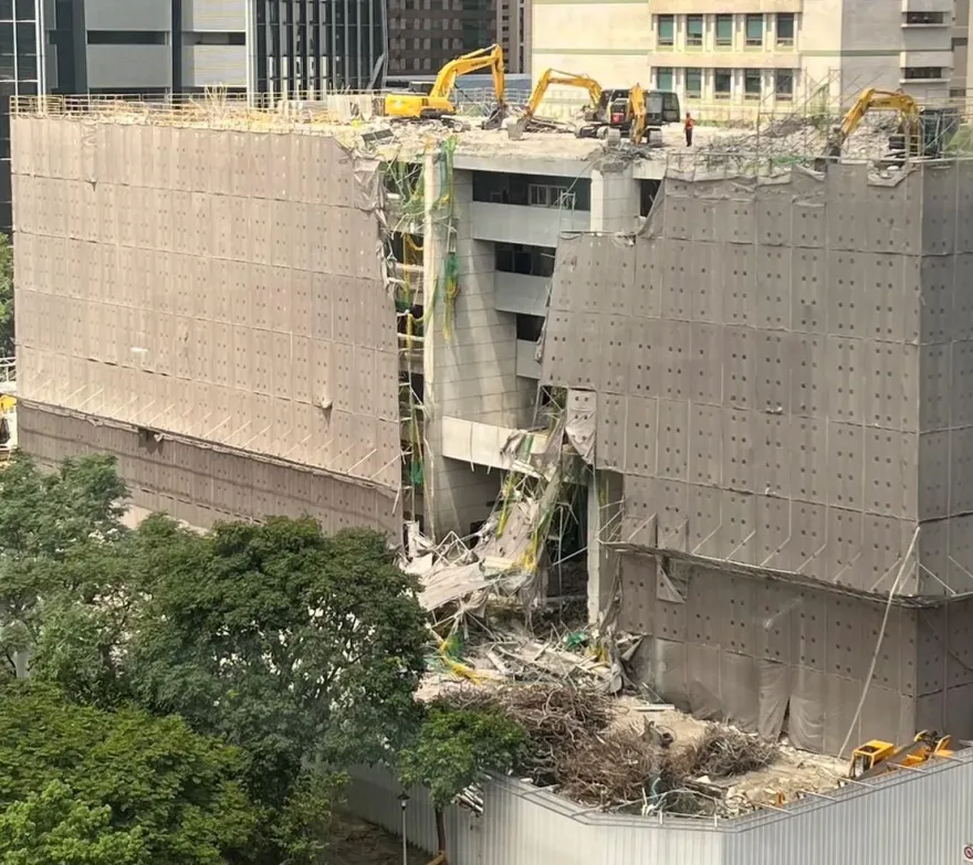 快訊/北市信義區舊公所拆除出事！ 鷹架大面積崩塌