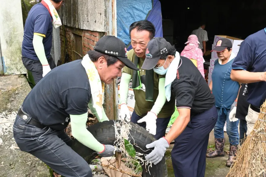 影／感動！嘉義梅山「垃圾瀑布」　150村民2天清出10噸廢棄物