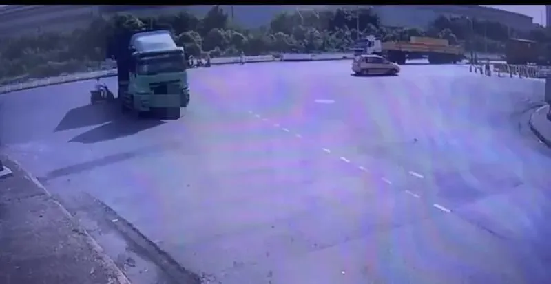 影/小港撞車直擊！男騎士無煞詭衝曳引車尾　與死神拔河4小時救回