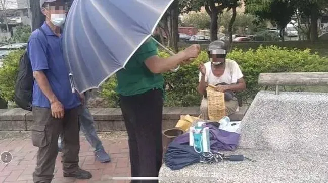 你唱歌我打賞！台中「神秘阿伯」一天豪發2萬元紅包　超狂背景曝