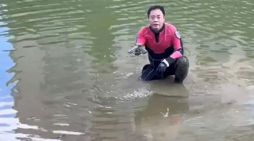 影／新北男替小女友出氣！毆打少年「前任」槍丟金龍湖　今打撈到了