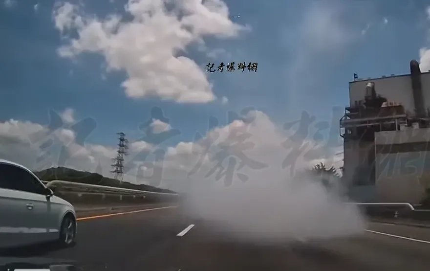 驚險！國1岡山段開一半突竄白煙團　駕駛看嘸路、疑前車壓爆掉落物