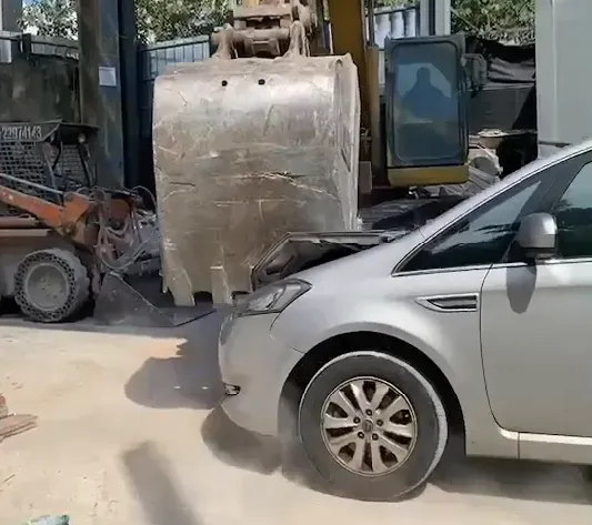 影/惡男阻查黑工派怪手砸公務車　新北專勤隊2人受傷今提告
