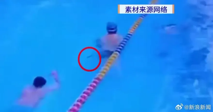 影/一個沒忍住！他邊游邊拉屎…還記得「脫泳褲」 網友：後面的人好慘
